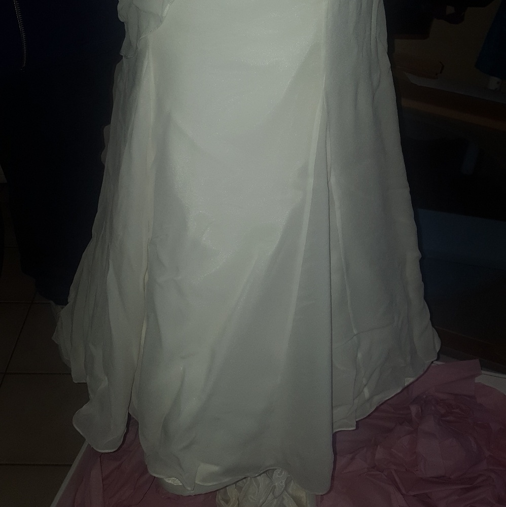 Wedding gown - Picture 7 of 8